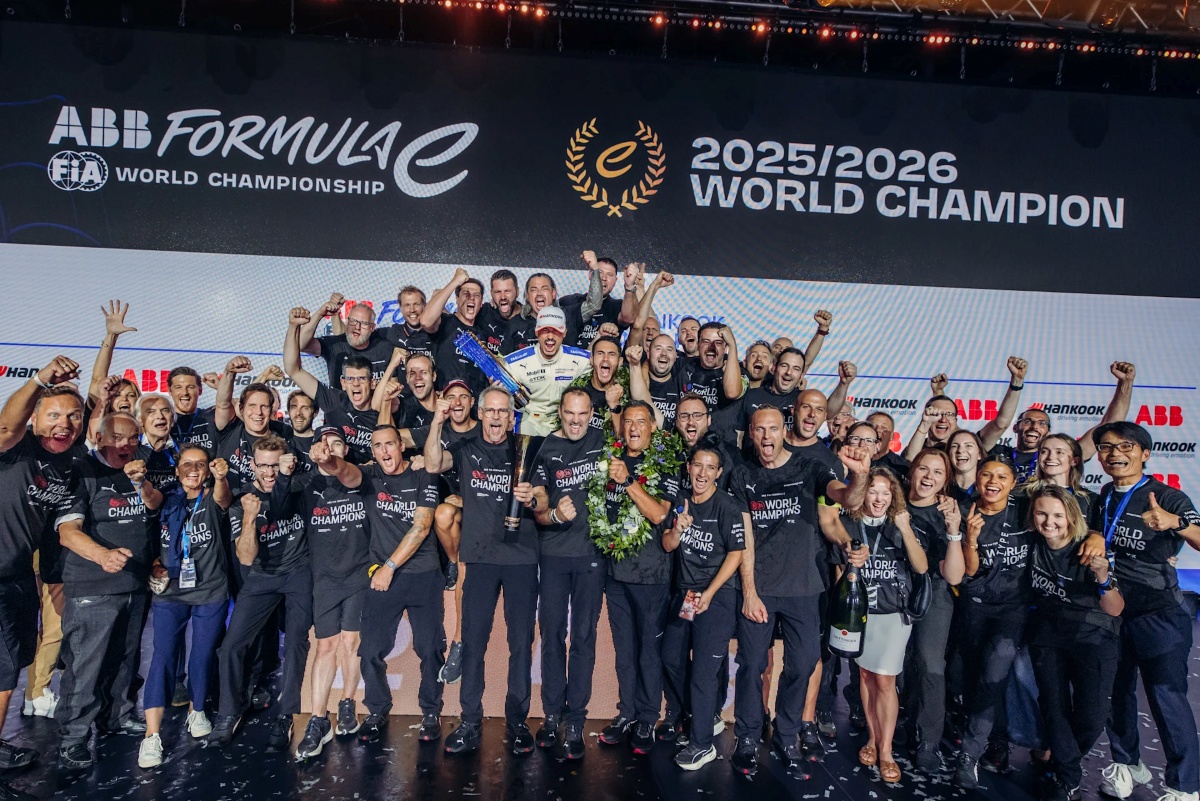 Pascal Wehrlein Formel-E-Weltmeister 2026 Gruppenfoto Porsche Formel-E-Team, London E-Prix, 2026, Porsche AG