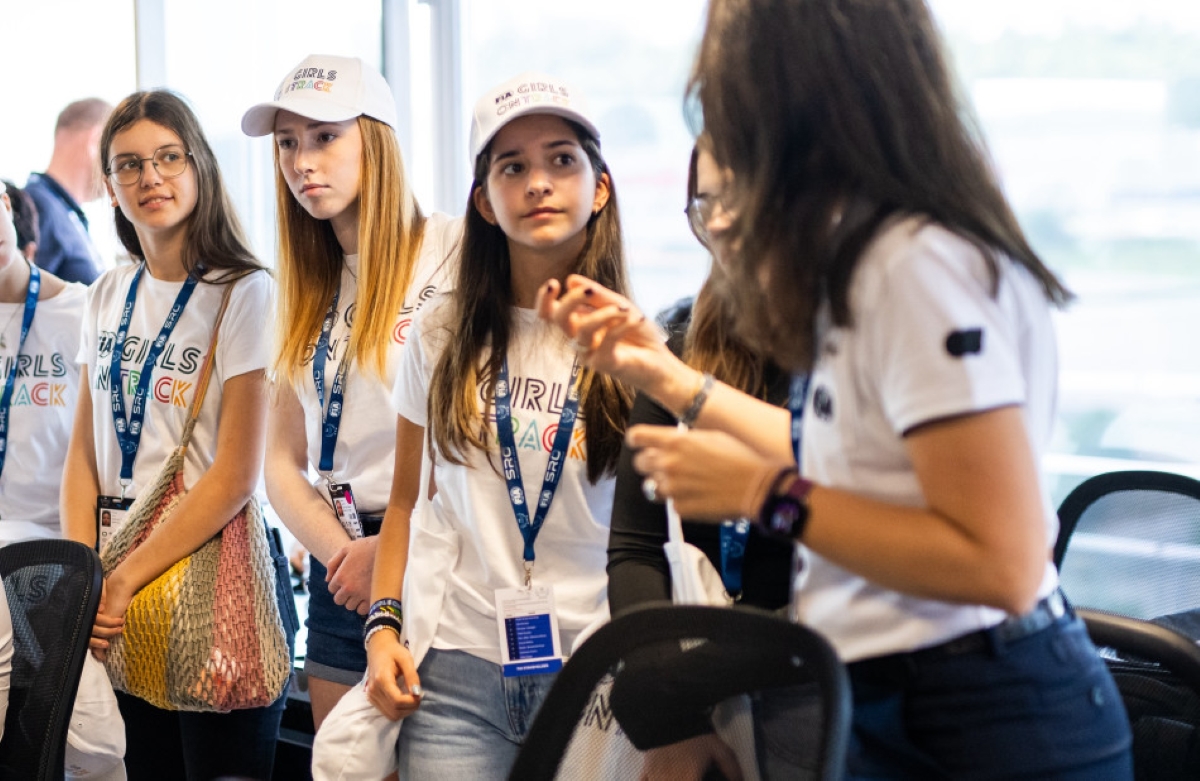 Foto mehrerer junger Frauen mit Girls On Track Shirts und Caps