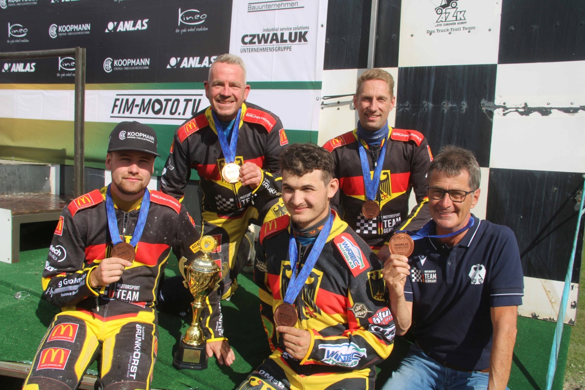 Gruppenfoto Deutsche Nationalmannschaft der „Longtrack of nations“ 2025 mit Bronzemedaillen