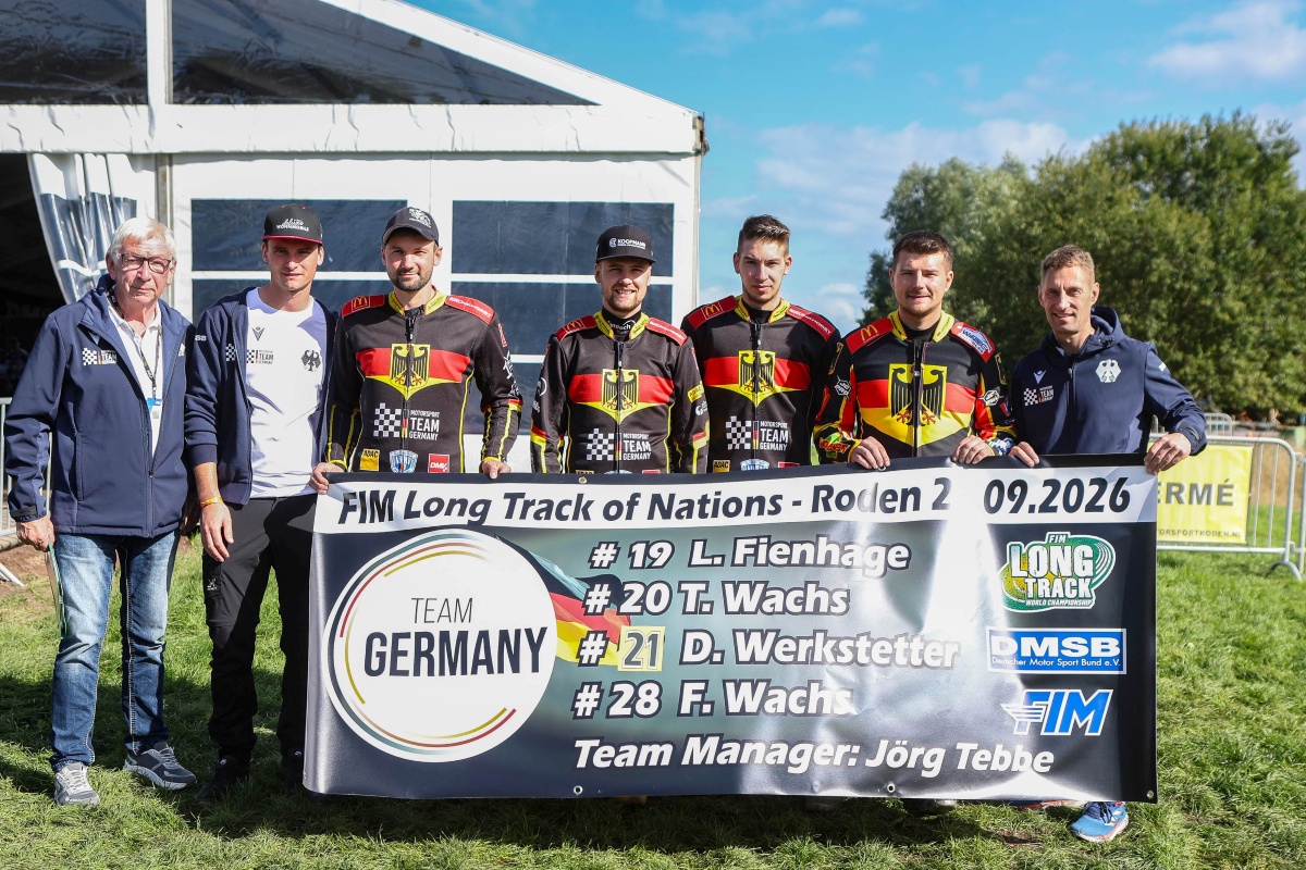 Deutsche Nationalmannschaft, Langbahn-Team-WM 2026, Roden Gruppenfoto der aufgereihten Deutschen Langbahn-Nationalmannschaft hinter einem Banner bei der Langbahn-Team-WM 2026 in Roden.