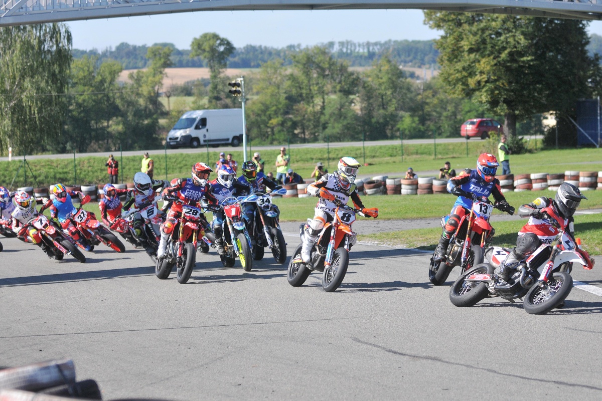 Supermoto Bikes beim Start ins Rennen auf einer Asphaltstrecke