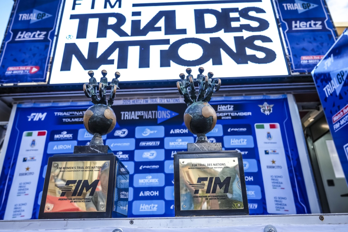 Bühne mit Pokalen der FIM Women's Trial des Nations und der FIM Trial des Nations 2025