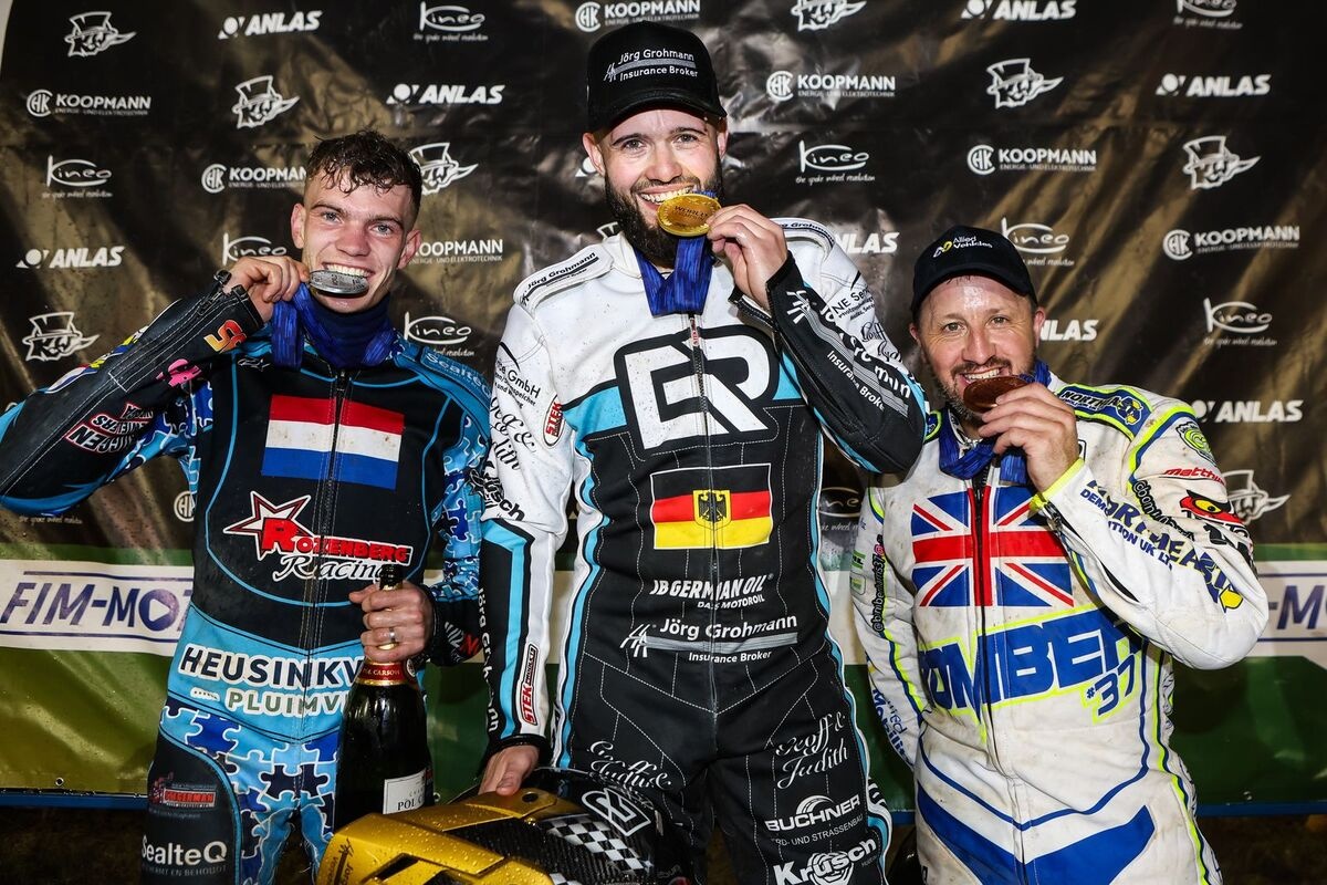 Erik Riss (Mitte) feiert seinen dritten Langbahn-WM-Titel gemeinsam mit Vizeweltmeister Dave Meijerink (links) und dem WM-Dritten Chris Harris (rechts).
