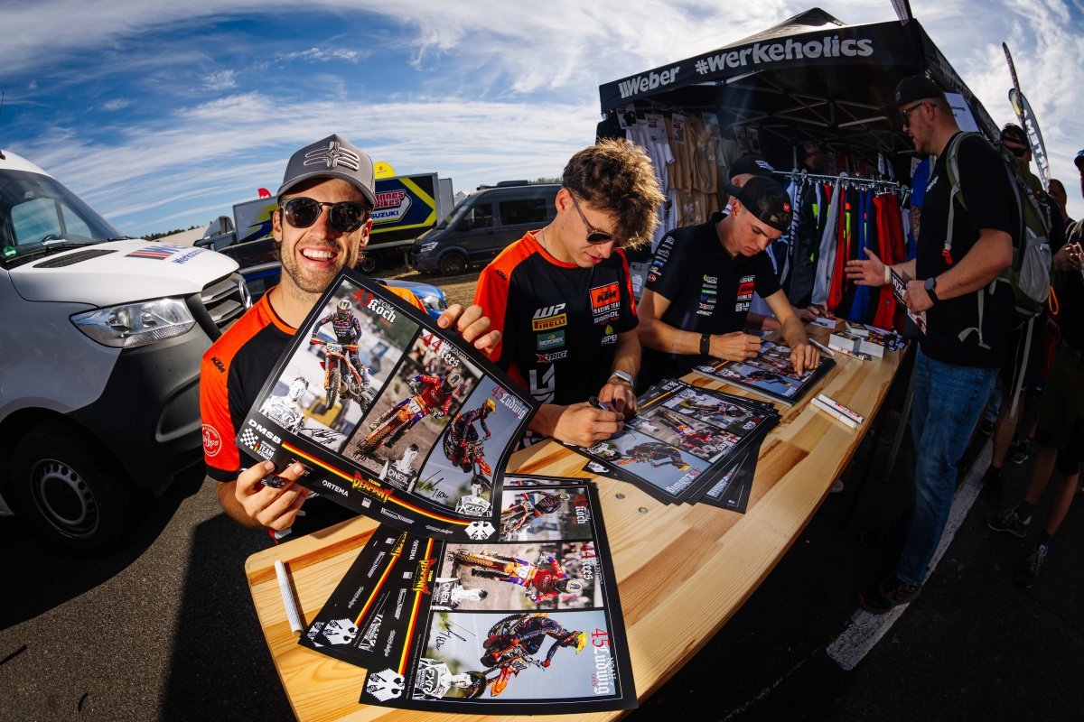 MXoN Team Germany 2026 Fahrer am Tisch bei der Autogrammstunde am Saisonfinale des ADAC MX Masters