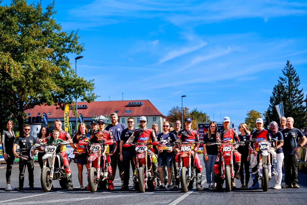 Die deutschen Supermoto-Teams stehen gemeinsam mit ihren Motorrädern und Betreuern auf der Rennstrecke.