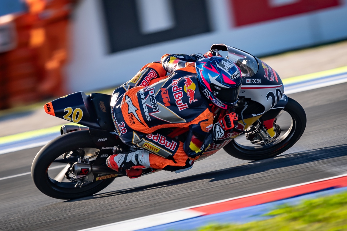 Fynn Kratochwil, Misano 2026 Fynn Kratochwil fährt in voller Schutzausrüstung auf einem KTM-Rennmotorrad mit der Startnummer 20 durch eine Kurve.