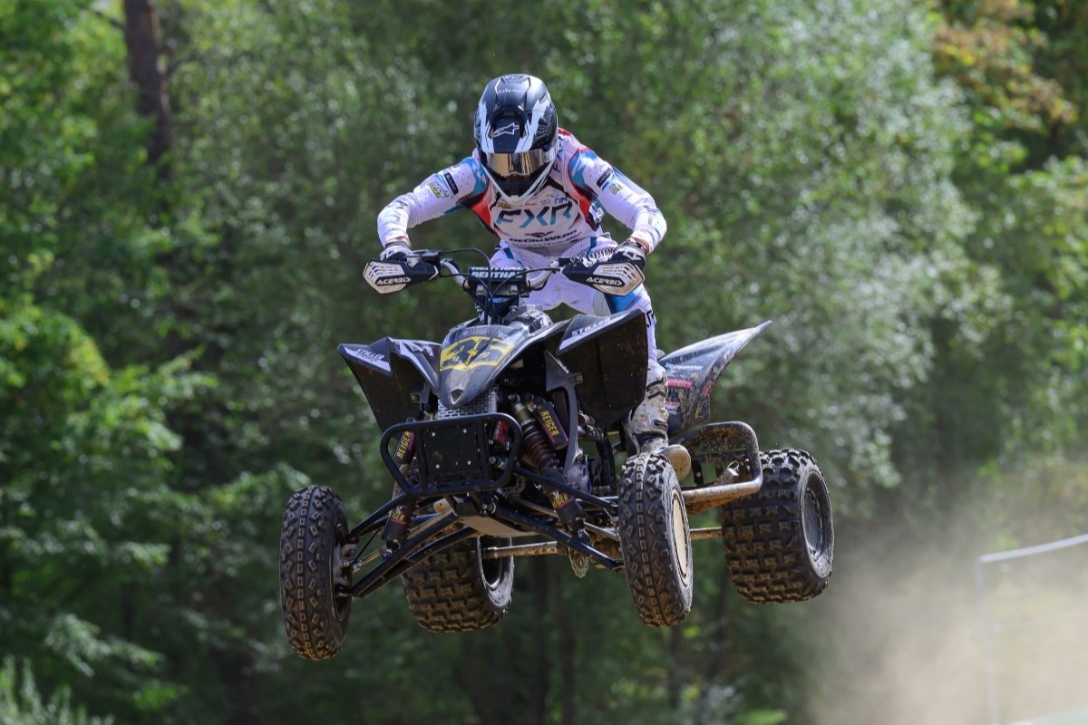 Stiller im Sprung auf seinem Quad