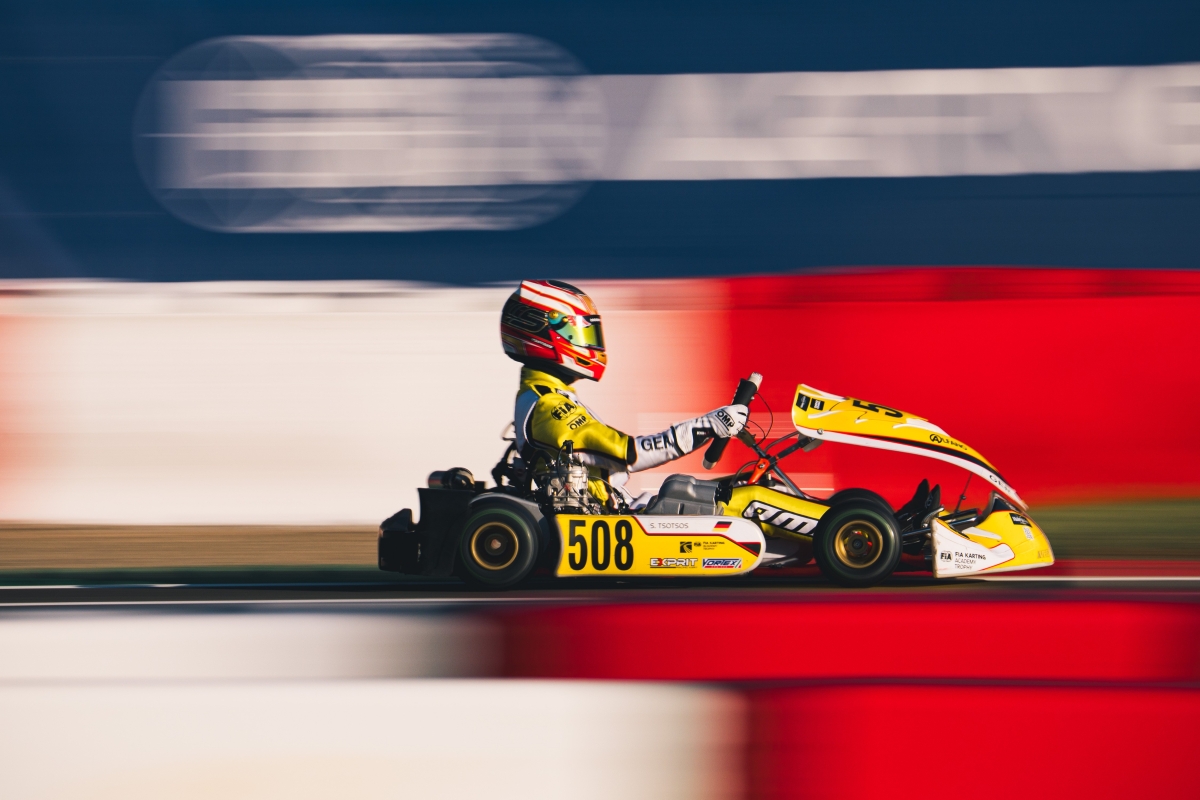 Stavros Tsotsos Francia im gelben Kart mit der Startnummer 508 auf der Rennstrecke in Viterbo Stavros Tsotsos Francia im gelben Kart mit der Startnummer 508 auf der Rennstrecke in Viterbo, seitlich aufgenommen vor bewegungsunscharfem Hintergrund.